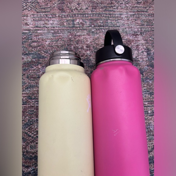 TWO‎ 40oz HYDROFLASKS - Picture 3 of 5
